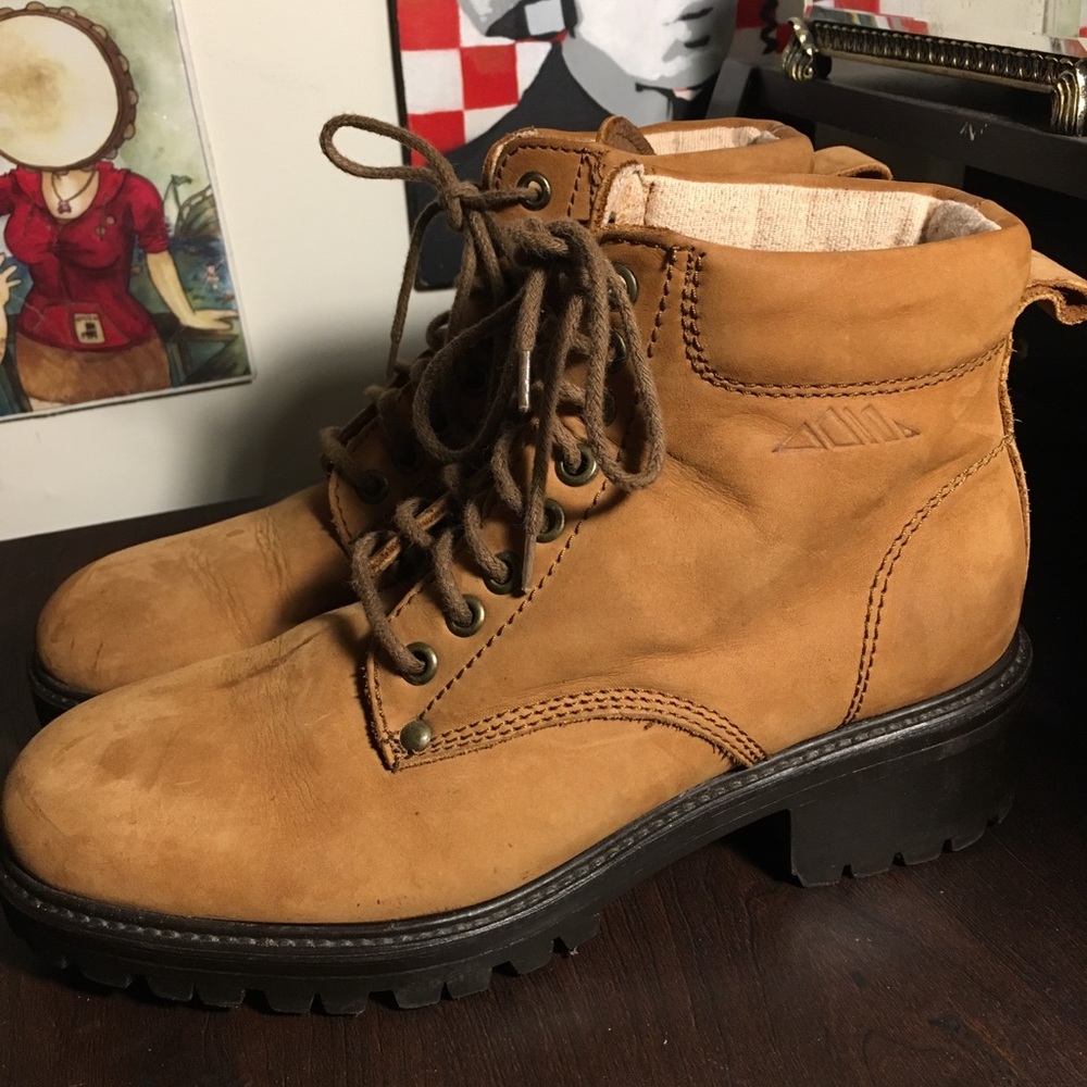 Size 8.5 Vintage Colorado heeled hiking boots